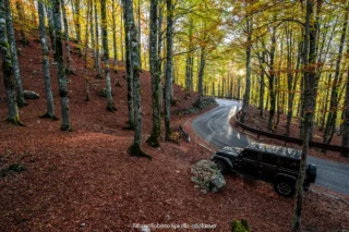 Fuoristrada su una strada tra le foglie rosse del bosco – Abruzzo, autunno 2026 – foto di Alfonso Apicella